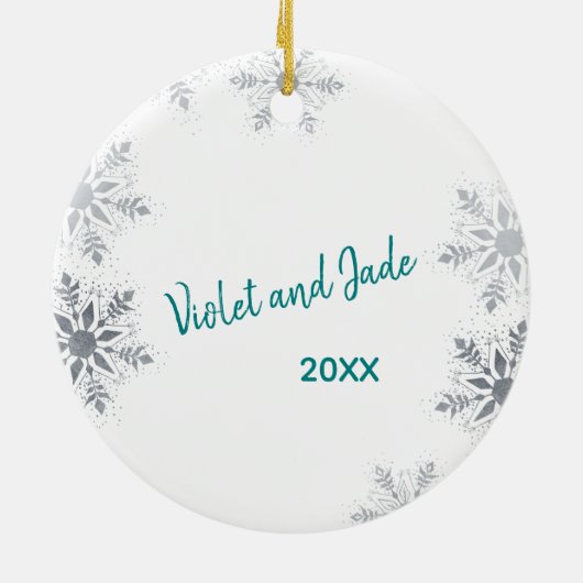 新しい初めてのクリスマスの写真付き – ティール（緑がかった色） セラミックオーナメント (裏面)