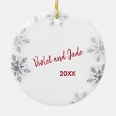 新しい初めてのクリスマスの写真付き – 赤 セラミックオーナメント (裏面)