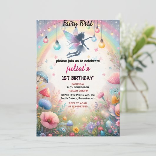 新しい可愛いフローラピンクの女の子の妖精の最初の1歳の誕生日 招待状 (スタンド正面)