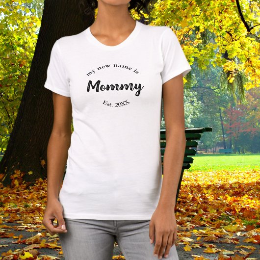新しい名前はMommy New Mother Est Tシャツ