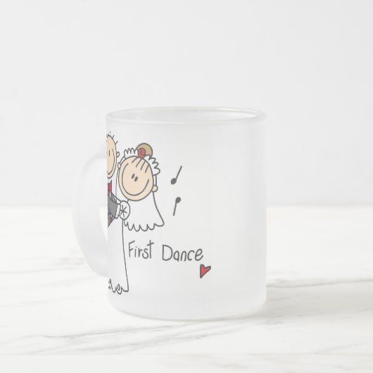 新しい夫および妻は最初にマグを踊ります フロストグラスマグカップ (正面左)