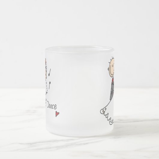 新しい夫および妻は最初にマグを踊ります フロストグラスマグカップ (中央)