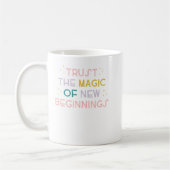 新しい始まりの魔法を信頼する コーヒーマグカップ (左)