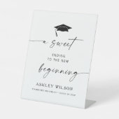 新しい始まりへの甘い結末をミニマルにする 台座サイン (正面)