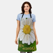 新しい始まり – デイジーフラワーパワー エプロン (着用した状態)