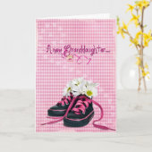 新しい孫娘のためのスニーカーのデイジー カード (黄色い花)