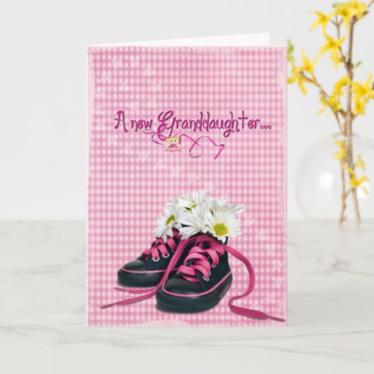 新しい孫娘のためのスニーカーのデイジー カード (黄色い花)