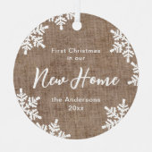 新しい家でBurlapスノーフレーク初めてのクリスマス メタルオーナメント (正面)