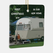 新しい家の古いヴィンテージのキャンピングカーの初めてのクリスマス セラミックオーナメント (右)