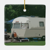 新しい家の古いヴィンテージのキャンピングカーの初めてのクリスマス セラミックオーナメント (裏面)