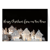 新しい家の照らされたクリスマスの家から (正面横)