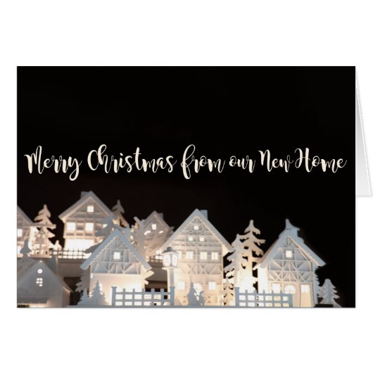 新しい家の照らされたクリスマスの家から (正面横)