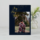 新しい年への喜び | 家族写真 エレガントなスクリプト 箔シーズンカード (立ち正面)
