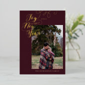 新しい年への喜び | 家族写真 エレガントなスクリプト 箔シーズンカード (立ち正面)