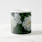 新しい日はシャクヤクマグの白の庭いじりをします ジャンボコーヒーマグカップ (正面)