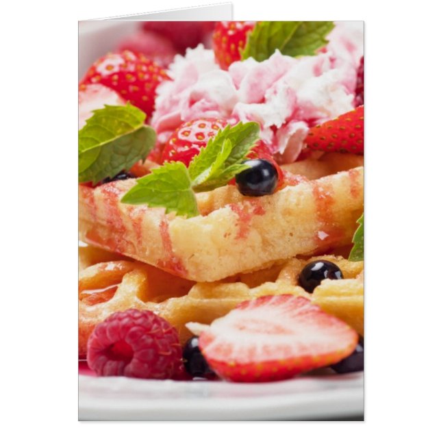 新しい果実フルーツが付いているワッフルのケーキ (正面)