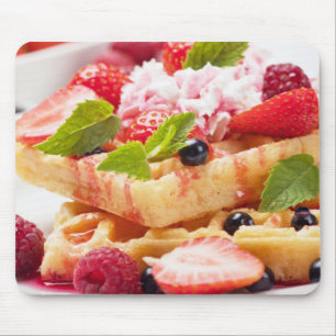新しい果実フルーツが付いているワッフルのケーキ マウスパッド