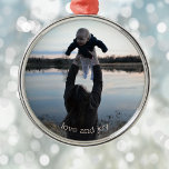 新しい母の愛と喜び写真クリスマスメタル装飾品 メタルオーナメント<br><div class="desc">この祝写真のクリスマスの飾り付け大切で、あなたの人生の新しいママ！この「愛と喜び」のオーナメントに自分の写真をアップモダンロード。この特別な母性の時期を思い出すには完璧な形見だ。このオーナメントは年々大切にしてくれる美しく思慮深い贈り物！写真をお気に入りの追加しカスタマイズて離れ文字(または愛と喜びとして)を追加！</div>