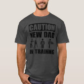 新しい父親に訓練を受けるよう注意する Tシャツ (正面)
