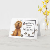 新しい犬を採用したゴールデンカラーの犬おめでとう カード (黄色い花)
