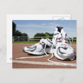 新しい白いのトレーナランニングーが置かれている ポストカード (正面/裏面)