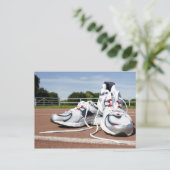 新しい白いのトレーナランニングーが置かれている ポストカード (スタンド正面)