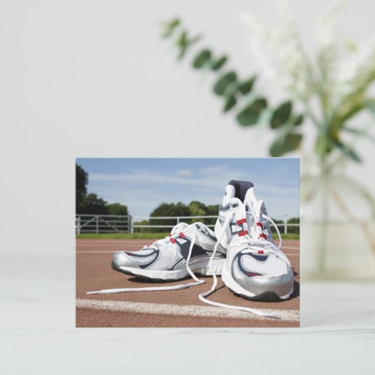 新しい白いのトレーナランニングーが置かれている ポストカード (スタンド正面)