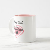 新しい祖母の女の赤ちゃんのTシャツおよびギフト ツートーンマグカップ (正面左)