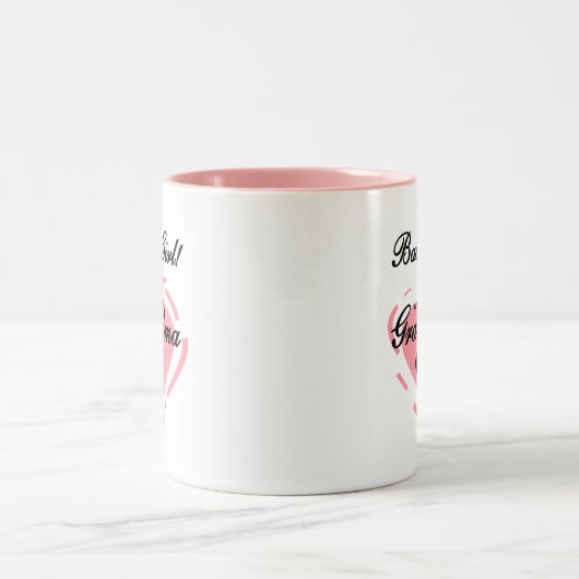 新しい祖母の女の赤ちゃんのTシャツおよびギフト ツートーンマグカップ (中央)