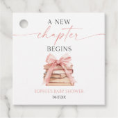 新しい章が始まるピンクのボウ本ベビーシャワー フェイバータグ (正面)