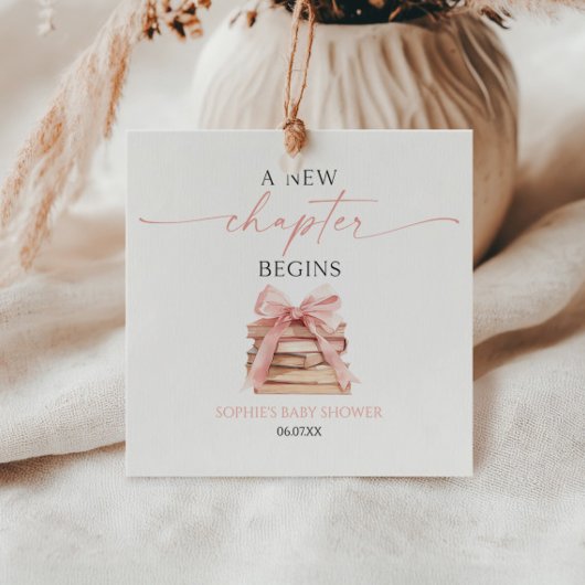 新しい章が始まるピンクのボウ本ベビーシャワー フェイバータグ