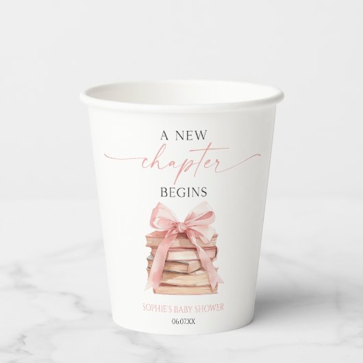 新しい章が始まるピンクのボウ本ベビーシャワー 紙コップ (裏面)