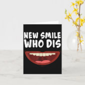 新しい笑顔は誰？歯の矯正器が外れたギフト カード (黄色い花)