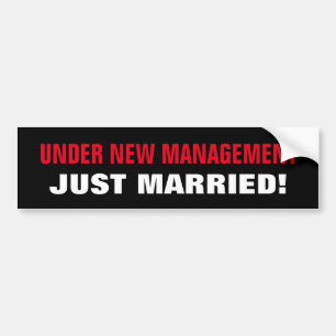 新しい管理たった今結婚しましたのおもしろいな結婚式の下 バンパーステッカー