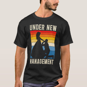 新しい管理の下で男のグルーミング ウェディング バチェラーパーティー Tシャツ