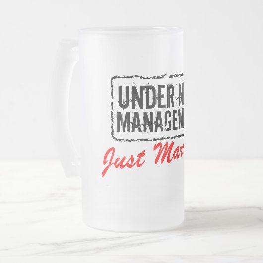 新しい管理の下のたった今結婚しましたのビールのジョッキ| フロストグラスビールジョッキ (正面左)