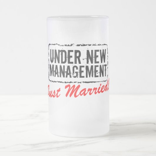 新しい管理の下のたった今結婚しましたのビールのジョッキ| フロストグラスビールジョッキ (中央)