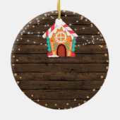新しい素朴家で私たちの初めてのクリスマスを木材 セラミックオーナメント (裏面)