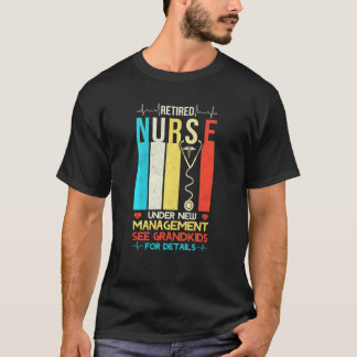 新しい経営のもとで引退した看護師が孫を見る F Tシャツ