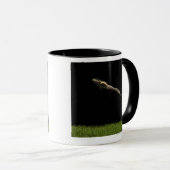 新しい芝生を離れて跳躍しているカエル マグカップ (正面右)