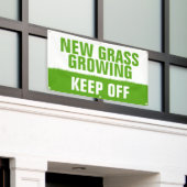 新しい草が生え保ている 横断幕 (ビルの外側)