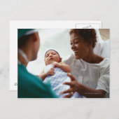 新しい薬を手渡す医師の目の奥の高さ ポストカード (正面/裏面)