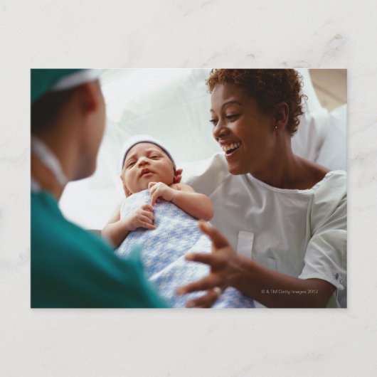 新しい薬を手渡す医師の目の奥の高さ ポストカード (正面)