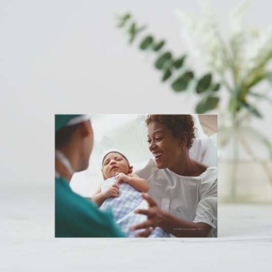 新しい薬を手渡す医師の目の奥の高さ ポストカード (スタンド正面)