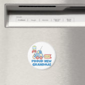 新しい誇りを持ったおばあちゃん – それは男の子のTシャツとプレゼント マグネット (インサイチュ (食洗機))