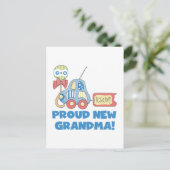 新しい誇りを持ったおばあちゃん – それは男の子のTシャツとプレゼント 案内ポストカード (スタンド正面)