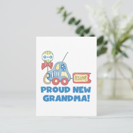 新しい誇りを持ったおばあちゃん – それは男の子のTシャツとプレゼント 案内ポストカード (スタンド正面)