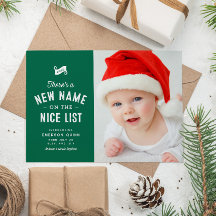 新しい赤ちゃんのかわいい2枚の写真の緑のクリスマス