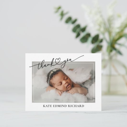 新しい赤ちゃんの写真を使ったハート型スクリプト 誕生のお知らせカード ポストカード (スタンド正面)