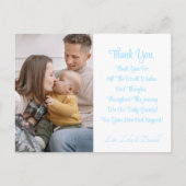 新しい赤ちゃん、男の子  かわいい青い写真 出生発表 ポストカード (裏面)